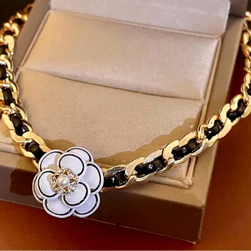 LAST! Camellia Flower Gold Tone Fashion Choker Necklace with Rhinestones! - Picture 3 of 7